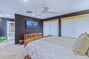 ein Schlafzimmer mit Bett und Deckenventilator in der Unterkunft Puamana 160-4 Premium Oceanfront in Lahaina + 24 Fotos