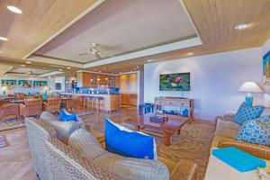 ein großes Wohnzimmer mit Sofas und einem Tisch in der Unterkunft Puamana 160-4 Premium Oceanfront in Lahaina