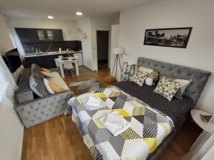 a living room with a couch and a table at Apartman Natura in Vrnjačka Banja