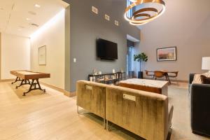 TV a/nebo společenská místnost v ubytování Private 2BR Apt Seaport Disctrict