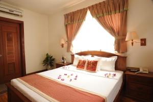 Un pat sau paturi într-o cameră la Hoang Yen 2 Hotel