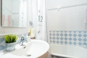 a bathroom with a sink and a shower at Apartamento Las Cruces 3 in Gijón