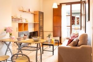 a living room with a couch and a table at Apartamento Las Cruces 3 in Gijón