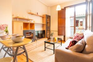 a living room with a couch and a table at Apartamento Las Cruces 3 in Gijón