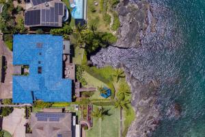 een luchtzicht op een huis naast de oceaan bij Spectacular Oceanfront Home - Honu Hale in Kahana