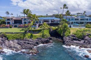 een luchtfoto van een huis naast een rivier bij Spectacular Oceanfront Home - Honu Hale in Kahana