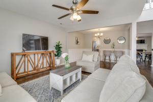 Posezení v ubytování Pool Access Family-Friendly Virginia Beach Home!