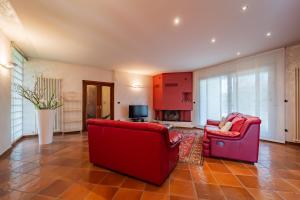 Posezení v ubytování Luxury Villa with Swimming Pool - Free Parking & WiFi