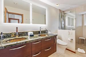 ラハイナにあるPuamana 185-4, Luxury 2 bdrm 2 5 bathsのバスルーム(洗面台2台、トイレ付) +37枚の写真