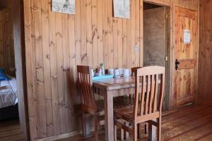 a wooden table and two chairs in a room at Cabaña Familiar Teno Sandwich in Teno +8 photos