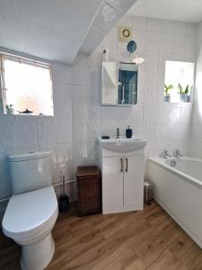 Et badeværelse på West Street Views 1 - Cosy town centre apartment