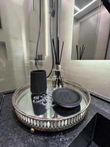 a glass counter top with a glass table with a shower at Flat Crystal Place 209 in Goiânia