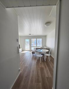 una sala con tavolo e sedie e una sala da pranzo di Heim Apartments - Rivitalo a Seinäjoki Altre 4 foto