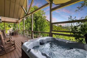 Balcony o terrace sa New Luxury Lodge - Gatlinburg - Mountain View!