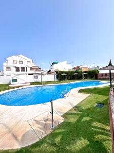 een zwembad in de tuin van een huis bij Apartamento Empul Rota Príncipe in Rota