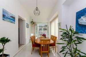 a dining room with a table and chairs at Apartment Kokic in Zastražišće