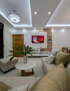 a living room with a couch and a table at Escapada perfecta, apartamento frente al mar in San Felipe de Puerto Plata