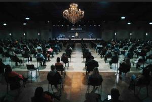 a crowd of people sitting in chairs in a large room at Linda e Ampla Casa Inteira Próxima ao Centro de Criciúma in Criciúma