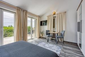 Postel nebo postele na pokoji v ubytování Villa Kontesici 14 + 37 fotografií