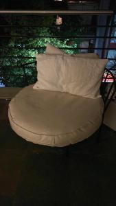 Cama blanca con almohada y ventana en Belgrano-3A, en Buenos Aires