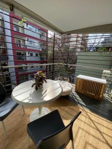 Una habitación con una mesa y sillas y una ventana grande. en Belgrano-3A, en Buenos Aires