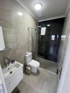 een badkamer met toilet, douche en wastafel bij Çam Otel in Edremit