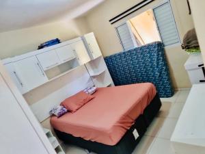 a small room with a bed and a window at Recanto bellato in São Roque