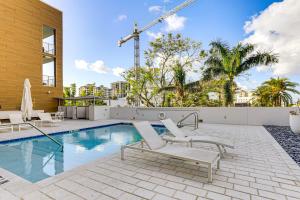 Πισίνα στο ή κοντά στο Modern Sarasota Condo with Pool Walk to Water!