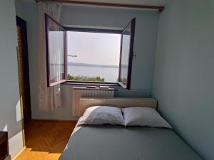 Posteľ alebo postele v izbe v ubytovaní Dramalj Apartment about 70m to sea 4 bedrooms