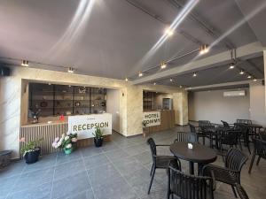 a restaurant with tables and chairs in a room at Kalpazo Rental Hotel Tommy Durres in ((Bishtkamzë ))