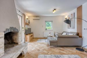 Posedenie v ubytovaní Villa Kontesici 12