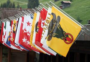 una fila de banderas colgando de una línea de ropa en Hotel Jungfrau Mürren en Mürren