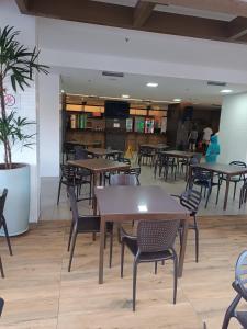 ein Restaurant mit Tischen und Stühlen in einem Raum in der Unterkunft Enjoy Olimpia Park Resorts ! in Olímpia