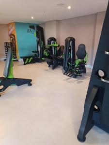 einen Fitnessraum mit einer Reihe von Laufbändern und Stühlen in der Unterkunft Enjoy Olimpia Park Resorts ! in Olímpia + 38 Fotos