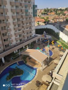 eine Draufsicht auf einen Swimmingpool in einem Resort in der Unterkunft Enjoy Olimpia Park Resorts ! in Olímpia