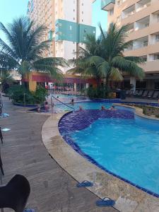 ein großer Swimmingpool mit Menschen in einem Hotel in der Unterkunft Enjoy Olimpia Park Resorts ! in Olímpia