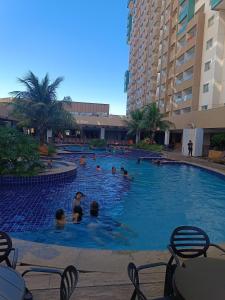 Enjoy Olimpia Park Resorts ! في أوليمبيا: مجموعة أشخاص يسبحون في مسبح كبير