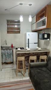 a living room with a couch and a kitchen at Apartamento Completo e Centralizado 4 in Belém +14 photos