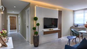 Una sala de estar con un televisor en la pared. en R&S Marina Bay Tanger Marsa, en Tánger