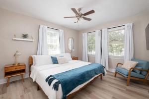 En eller flere senge i et værelse på The Landing on 3rd - Walk to UF & Downtown, Pets