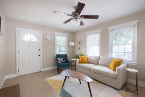 Et opholdsområde på The Landing on 3rd - Walk to UF & Downtown, Pets
