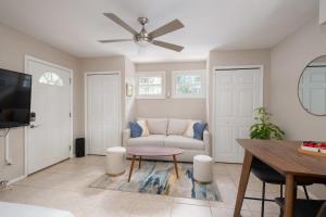 Et tv og/eller underholdning på The Landing on 3rd - Walk to UF & Downtown, Pets + 27 billeder