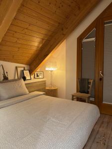 Giường trong phòng chung tại Esclusivo appartamento tra le Dolomiti