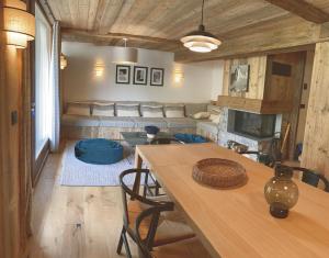 Μια τηλεόραση ή/και κέντρο ψυχαγωγίας στο Chalet Les Martin's 1