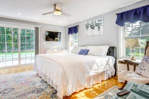 Un dormitorio con una cama grande y ventanas. en Quiet Kingston Getaway - 3 Mi to Beaches!, en Kingston