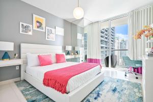 En eller flere senge i et værelse på MVR Resort Living in Brickell Tower
