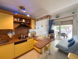 cocina y sala de estar con mesa y cama en La Piccola Mimosa, en Sestri Levante