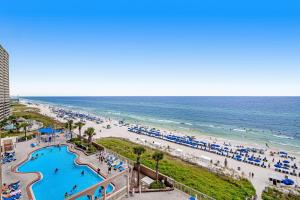 een uitzicht op een strand met een zwembad en de oceaan bij Sunrise Beach 906 -Beachfront Condo in Panama City Beach