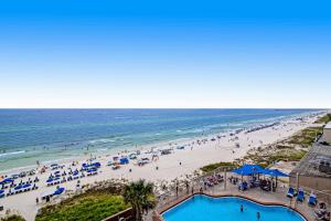 een luchtzicht op een strand met mensen en parasols bij Sunrise Beach 906 -Beachfront Condo in Panama City Beach