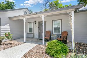 フレデリックスバーグにあるMain Street Retreat #17 - On Main, King Bed, Shared Hot Tub and Poolのポーチと椅子2脚のある家 +13枚の写真